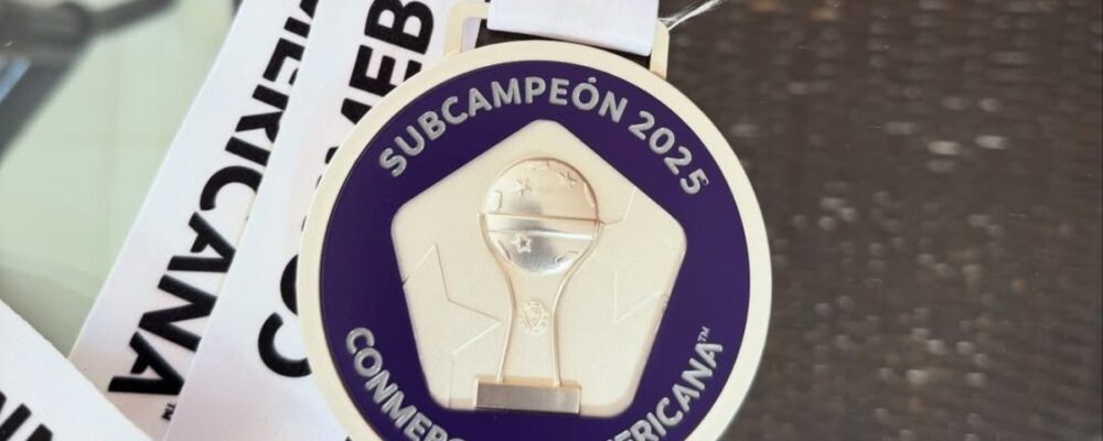 Jogador do Atlético destaca medalha de vice-campeão da Sul-Americana em foto