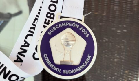 Jogador do Atlético destaca medalha de vice-campeão da Sul-Americana em foto