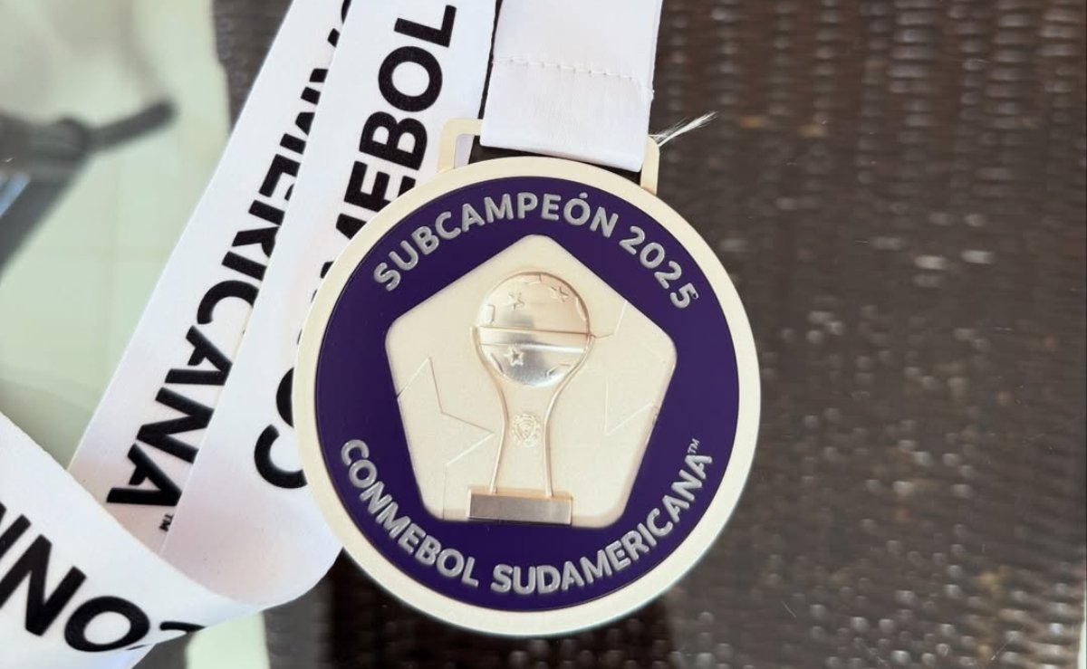 A medalha de vice-campeão da Copa Sul-Americana recebida por jogadores do Atlético (foto: Reprodução/Instagram/Fausto Vera)