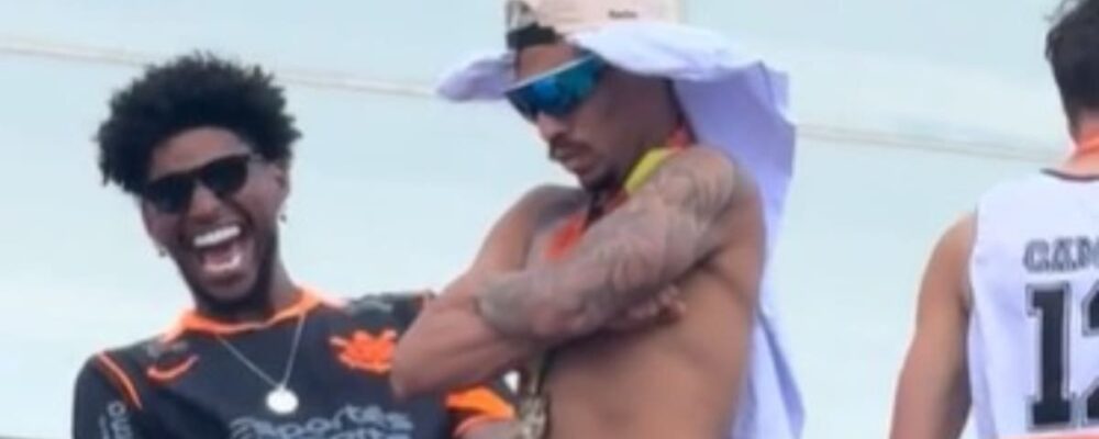 Jogador do Corinthians provoca Arroyo, do Cruzeiro, em festa do título da Copa do Brasil