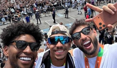 Jogadores do Corinthians festejam título da Copa do Brasil e provocam rivais