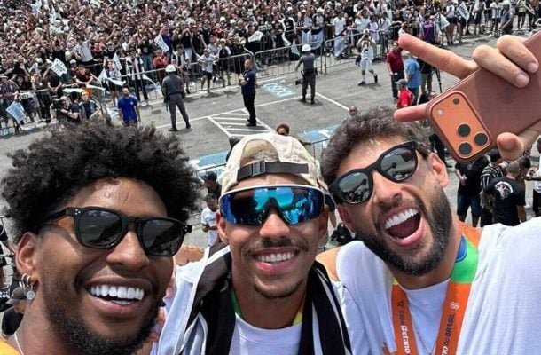 Jogadores do Corinthians festejam título da Copa do Brasil e provocam rivais
