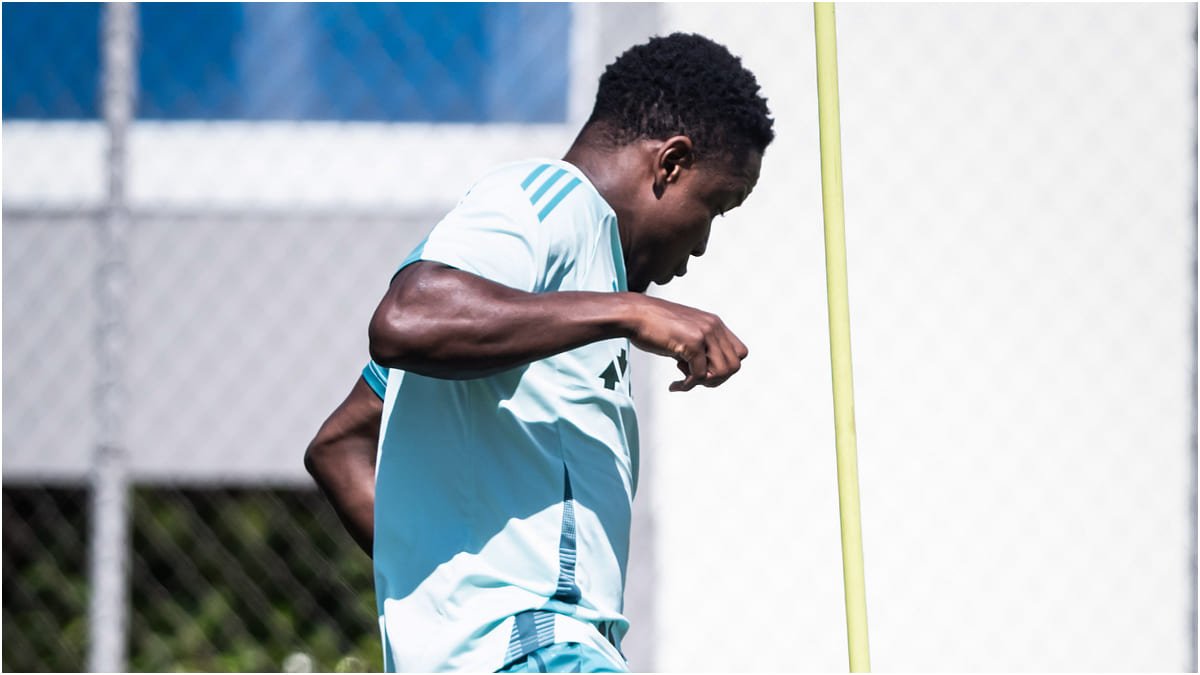 Luis Sinisterra, atacante do Cruzeiro, em treinamento na Toca da Raposa 2 (foto: Gustavo Aleixo/Cruzeiro)