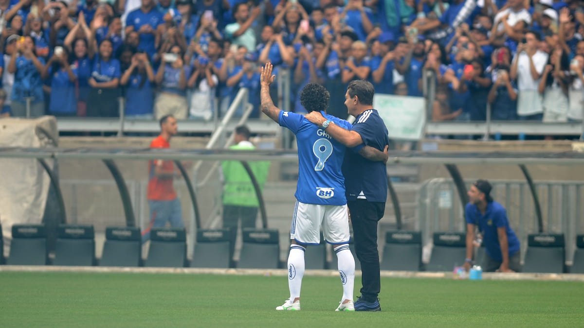 Gabigol foi apresentado por Pedro Lourenço à torcida do Cruzeiro em evento no Mineirão (foto: Alexandre Guzanshe/EM/D.A Press)