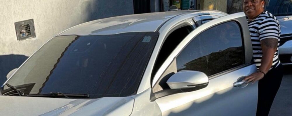 Jovem jogador do Atlético presenteia a mãe com carro