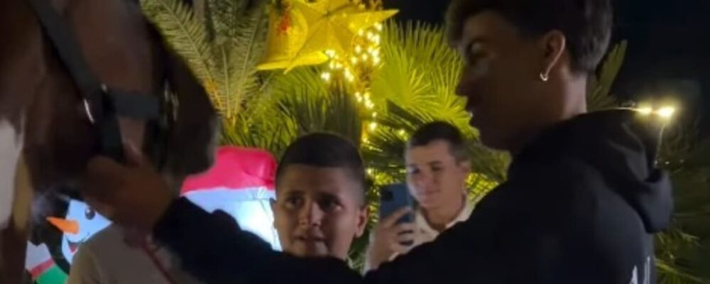 Kaio Jorge distribui itens do Cruzeiro e surpreende menino com presente inusitado