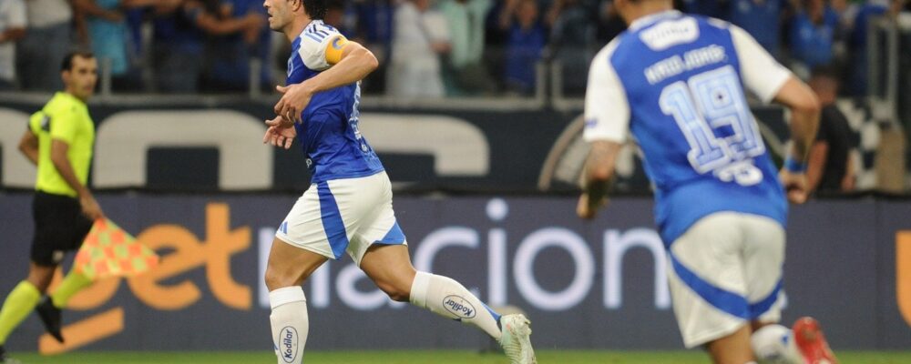 Lucas Silva, do Cruzeiro, relata gol de fora da área em futebol beneficente