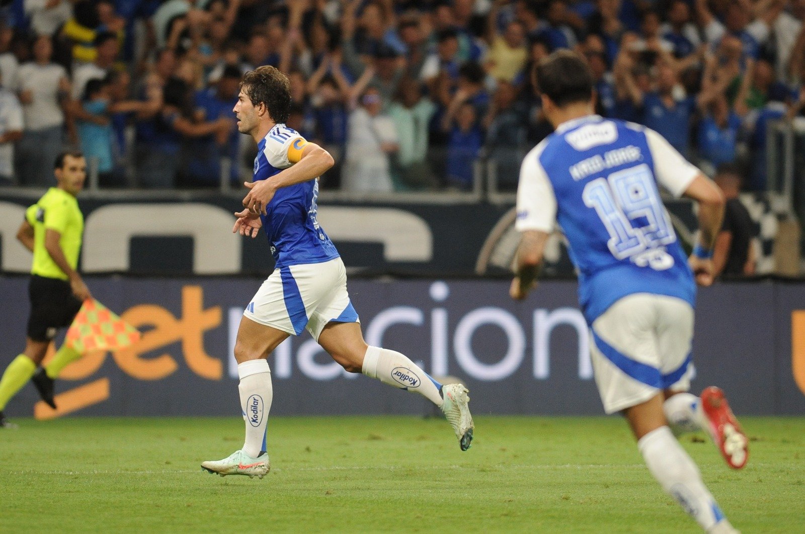 Volante do Cruzeiro, Silva comemora gol diante do Bragantino (foto: Alexandre Guzanshe/EM/D.A Press)