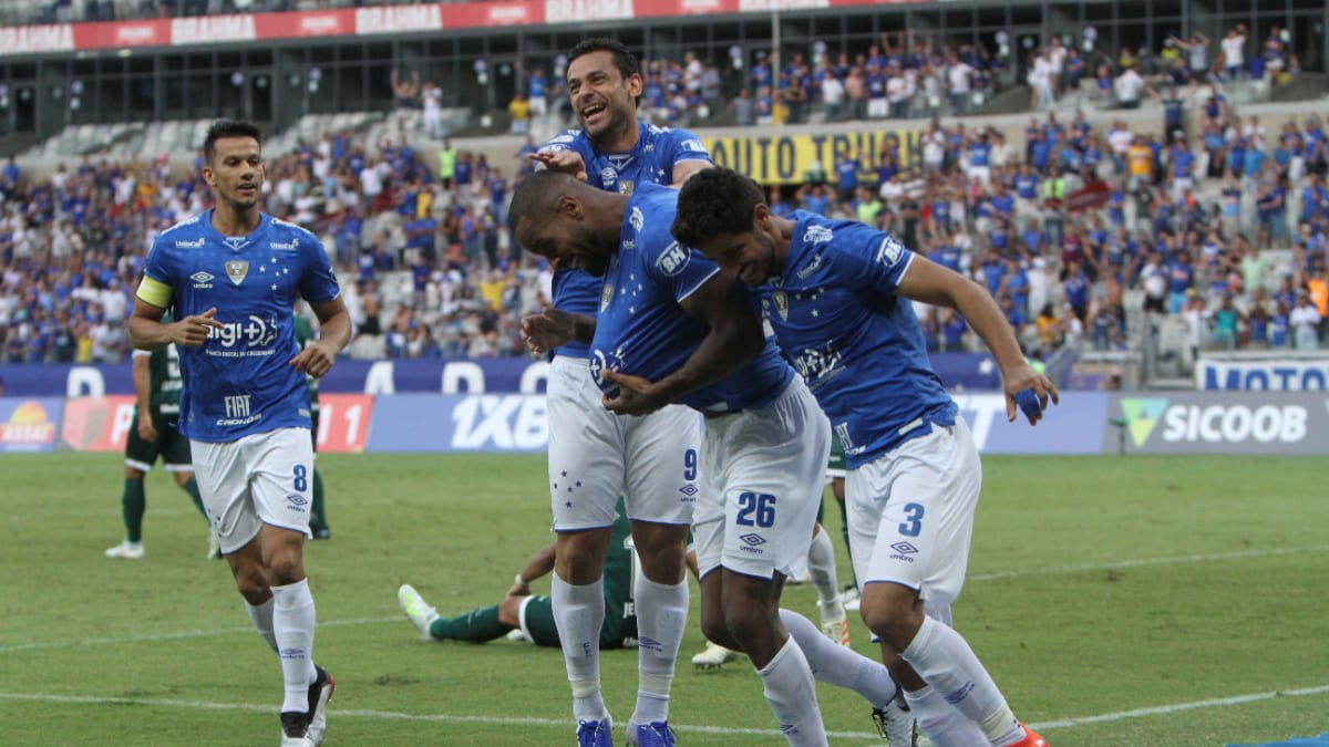 Henrique, Fred, Dedé e Leo, ex-jogadores, celebram gol do Cruzeiro no Brasileiro de 2019 (foto: Edésio Ferreira/EM/D.A Press)
