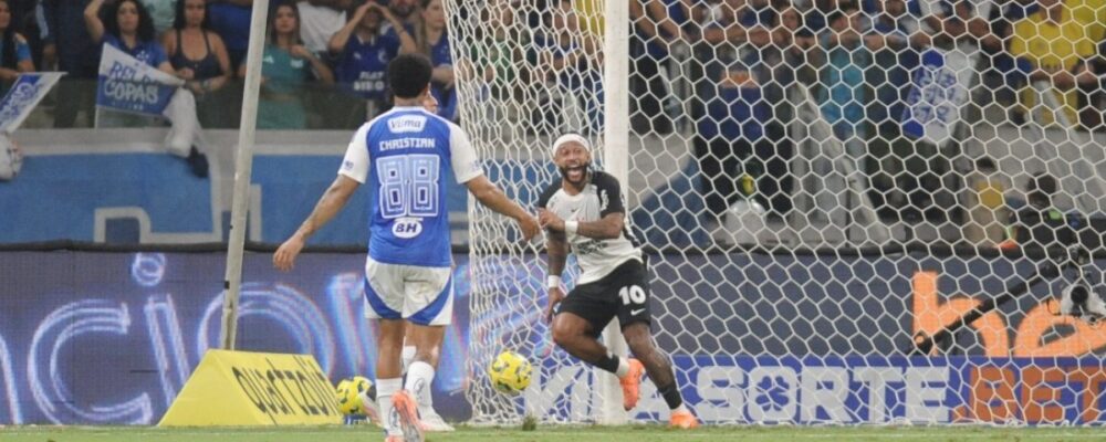 ‘Não pega’: como o VAR analisou possível mão de Memphis em Cruzeiro x Corinthians