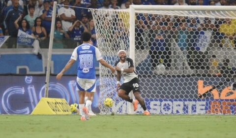 ‘Não pega’: como o VAR analisou possível mão de Memphis em Cruzeiro x Corinthians