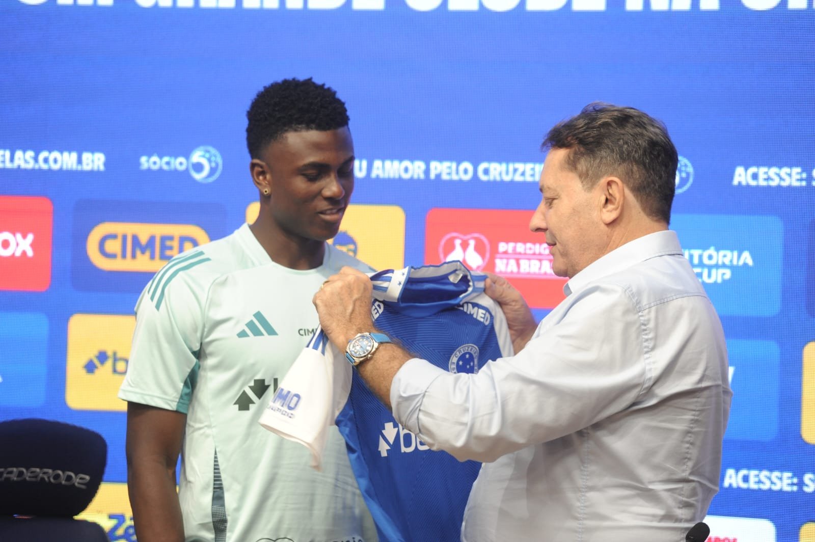 Néiser recebendo camisa do Cruzeiro das mãos de Pedrinho (foto: Alexandre Guzanshe/EM/DA Press)