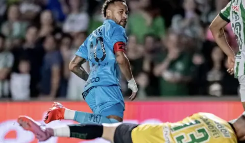 Neymar festeja hat-trick e não confirma sequência no Santos