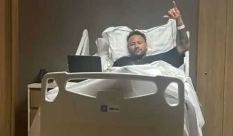 Neymar realiza artroscopia ‘bem-sucedida’ no joelho de olho na Copa