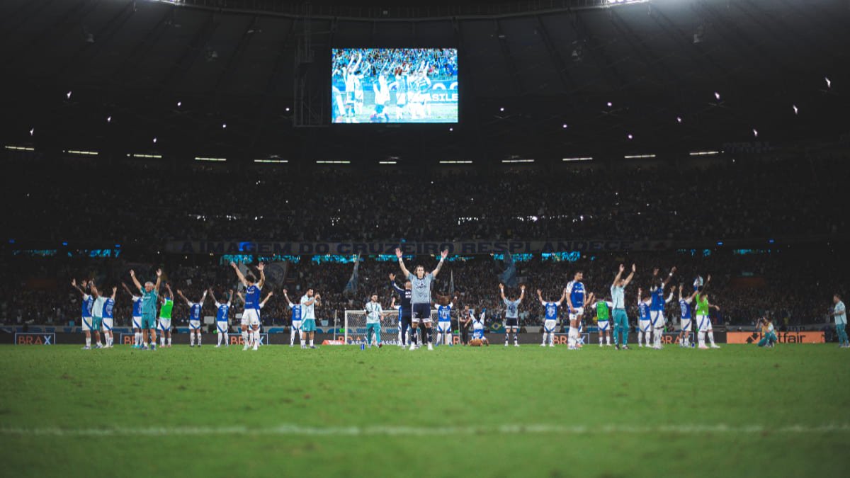 Jogadores do Cruzeiro saudando a torcida no Mineirão (foto: Gustavo Aleixo/Cruzeiro)