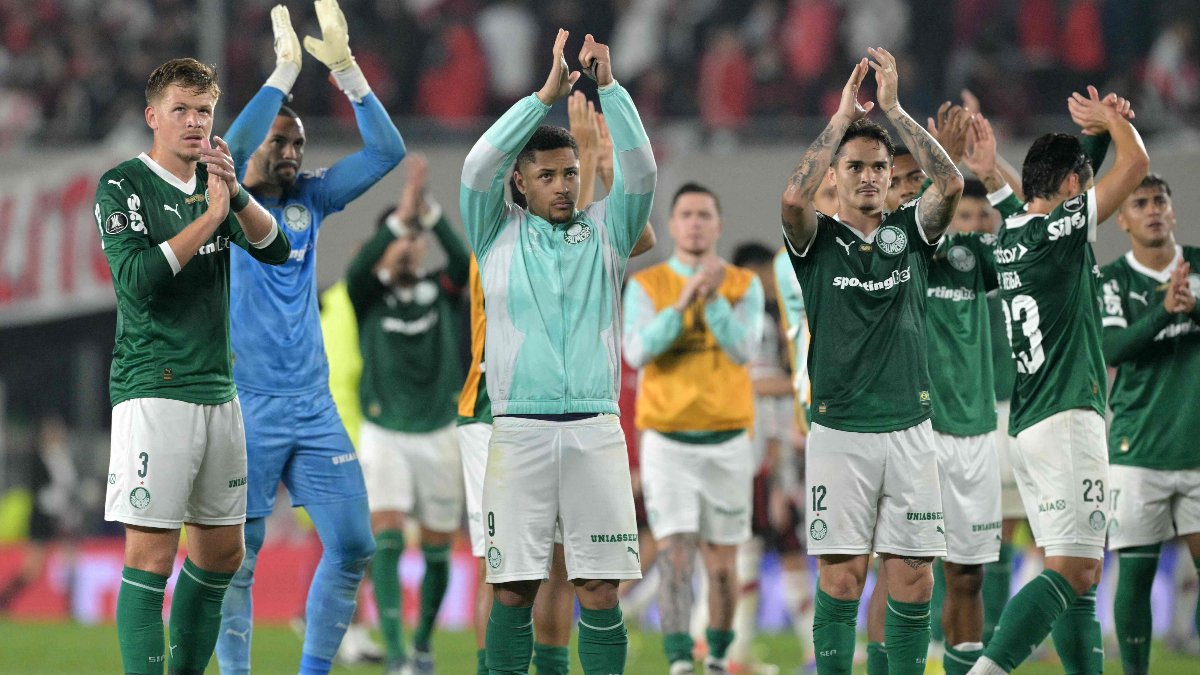 Jogadores do Palmeiras reunidos após jogo (foto: Juan MABROMATA / AFP)