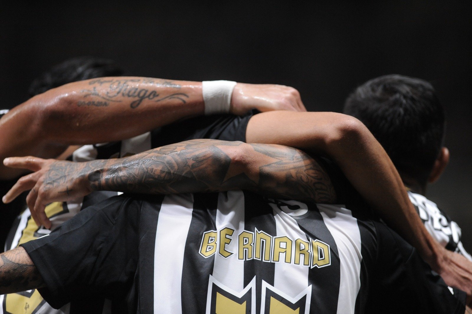 Jogadores do Atlético comemoram gol sobre o Flamengo (foto: Alexandre Guzanshe/EM/D.A. Press)