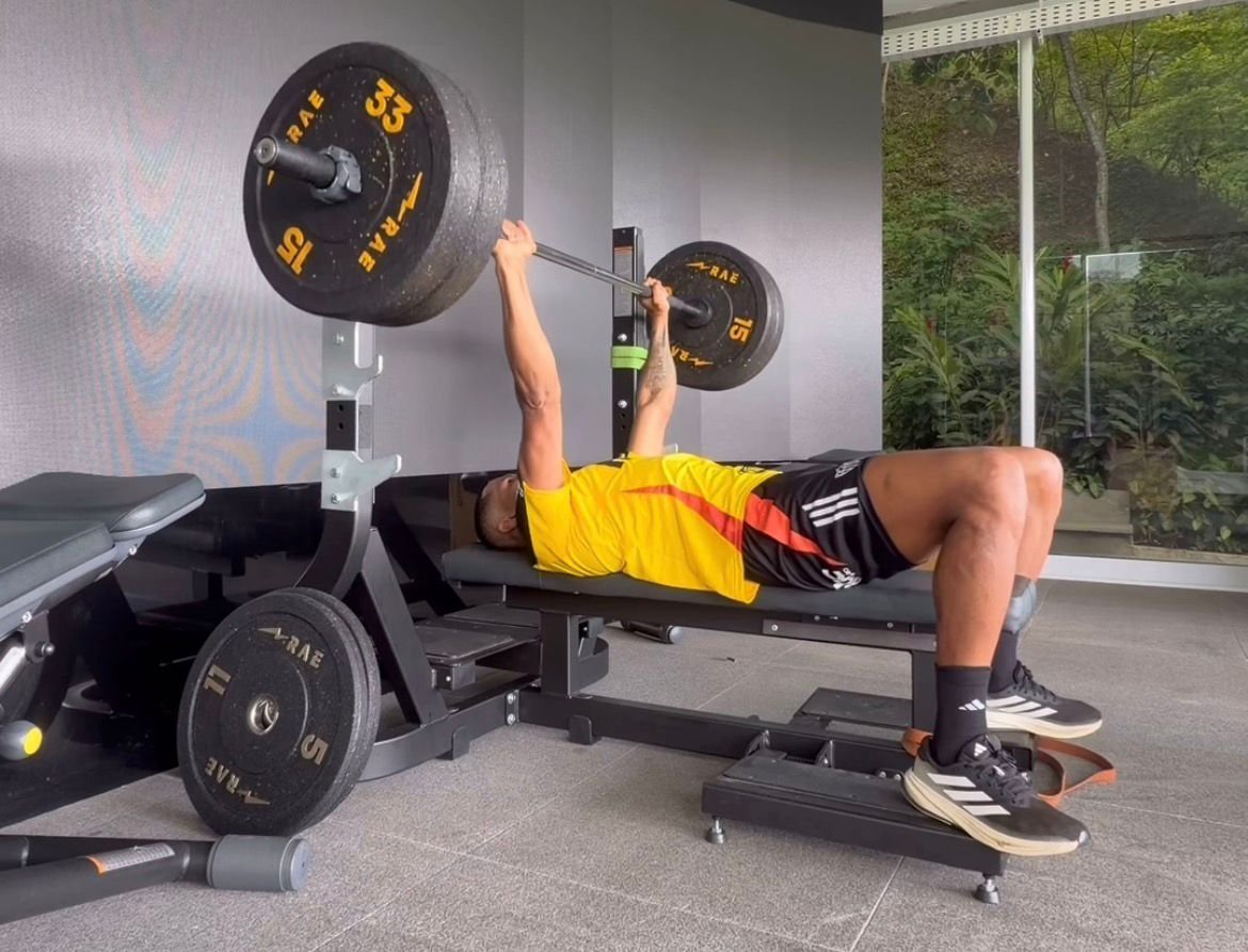 Júnior Santos levanta pesos em treino pelo Atlético na Cidade do Galo (11/12) (foto: Reprodução/Instagram/Júnior Santos)