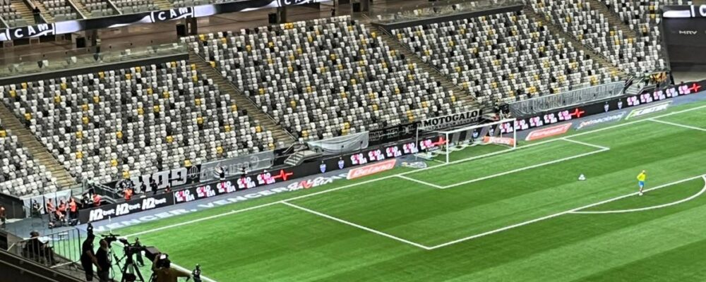 Organizadas do Atlético fazem protesto com faixas ao avesso na Arena MRV