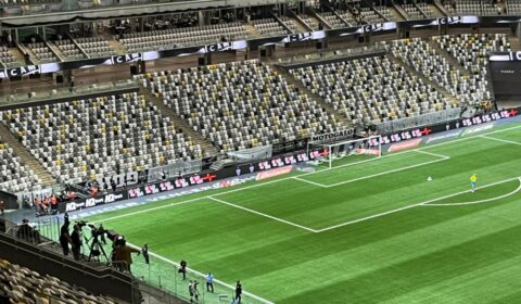 Organizadas do Atlético fazem protesto com faixas ao avesso na Arena MRV