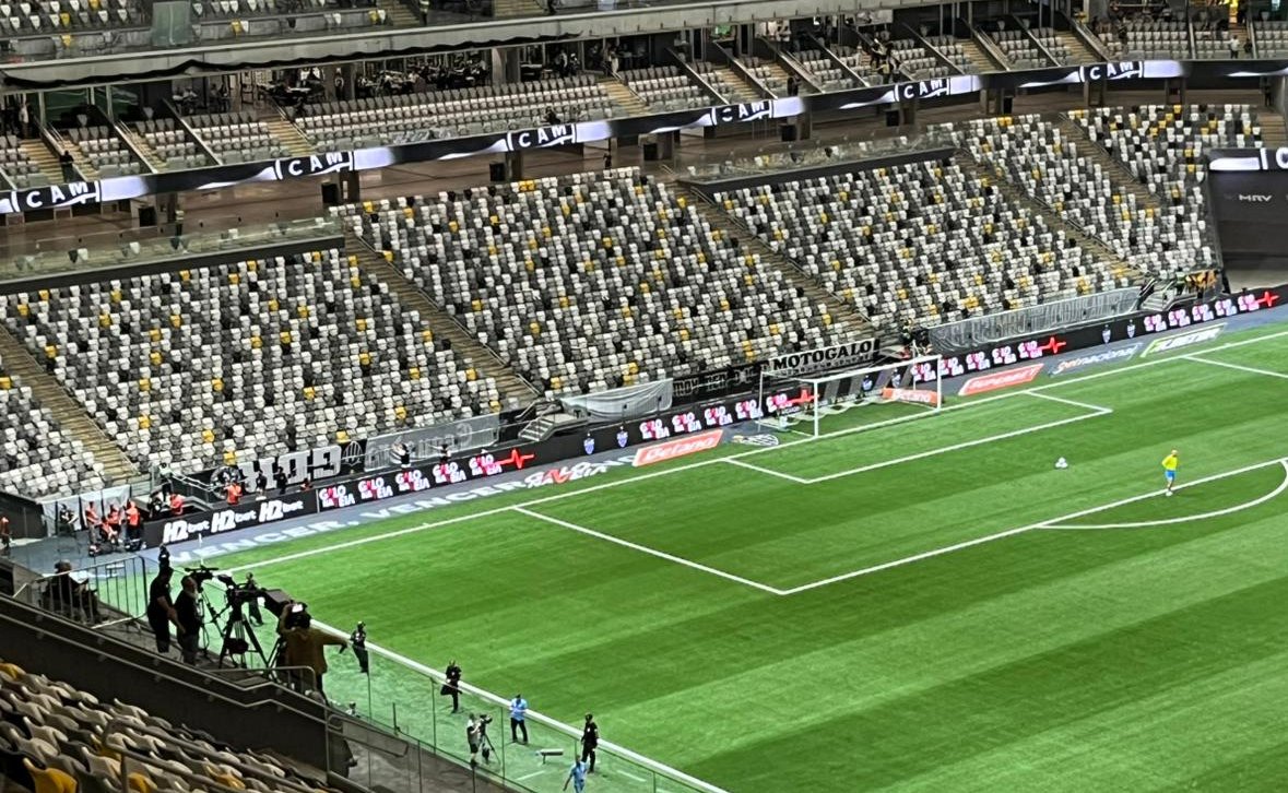 Faixas de torcidas organizadas do Atlético viradas ao avesso na Arena MRV (foto: Lucas Bretas/No Ataque)