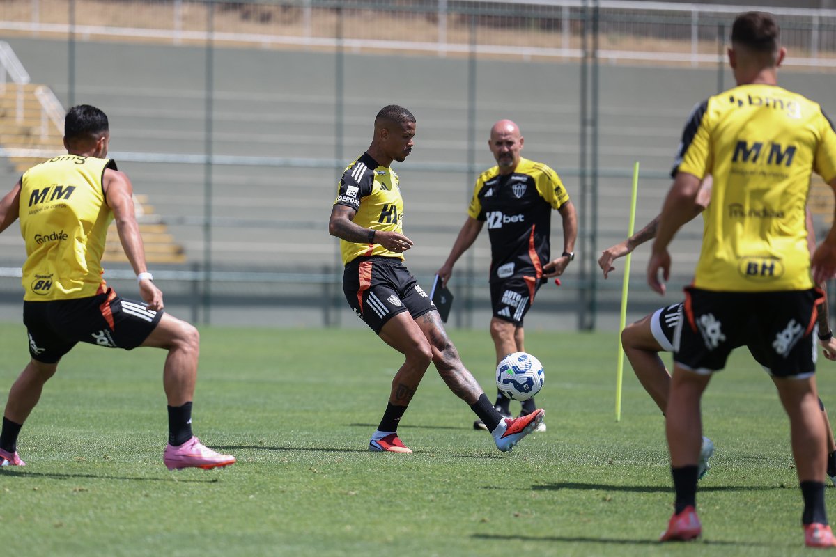Caio arrisca passe durante treino do Atlético na Cidade do Galo (26/9) (foto: Daniela Veiga/Atlético)