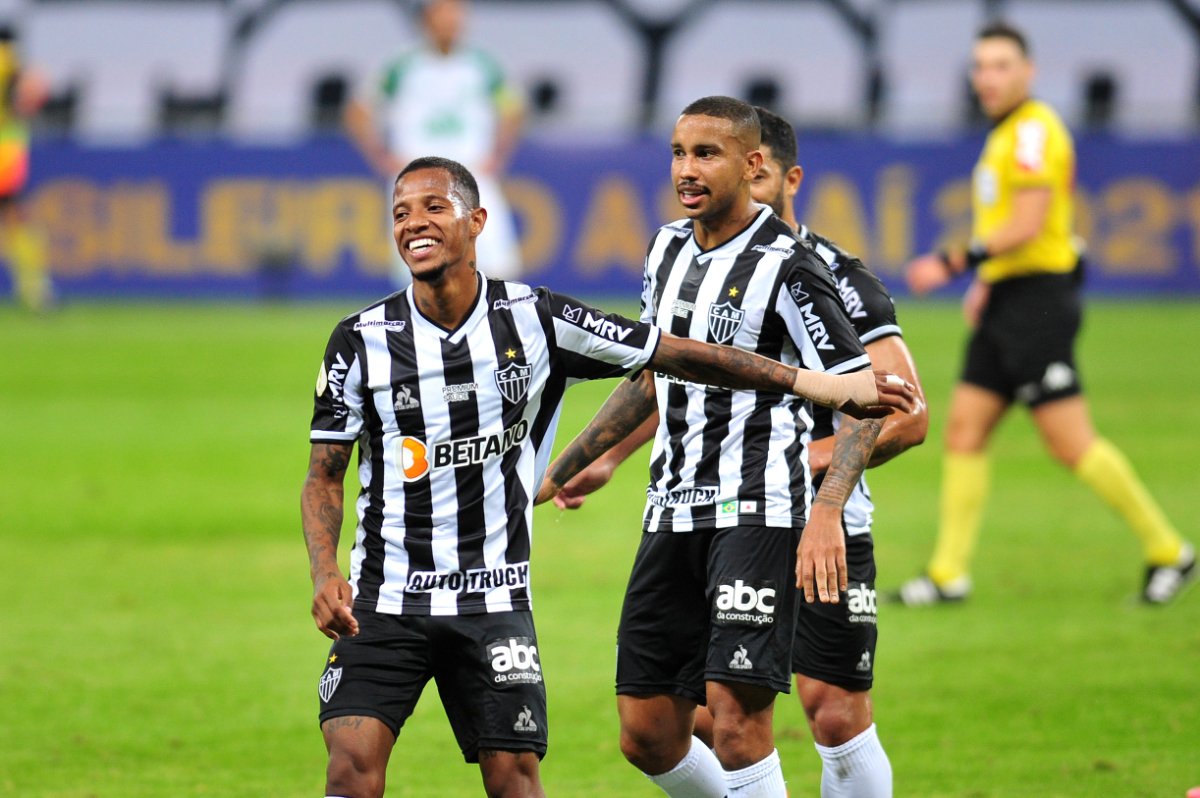 Tchê Tchê (à frente na imagem) comemora gol pelo Atlético em junho de 2021 (foto: Ramon Lisboa/EM/D.A. Press)
