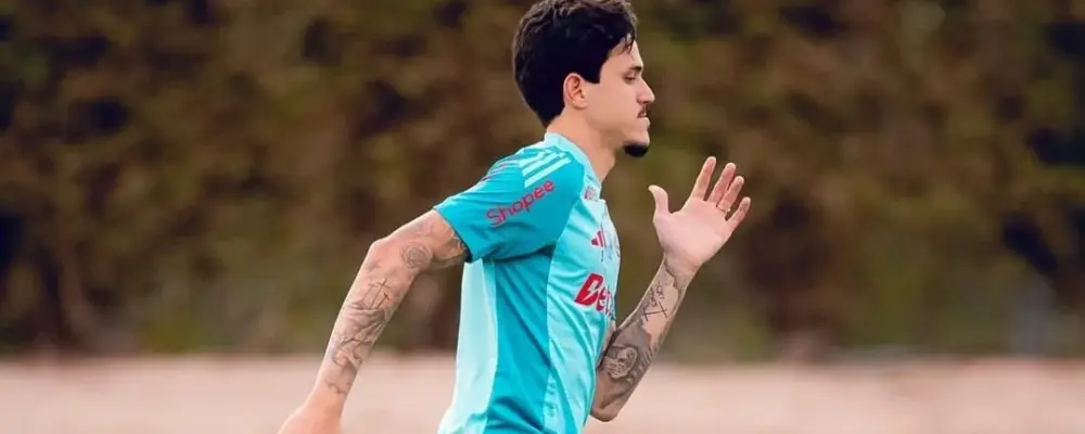 Pedro participa de treino do Flamengo com bola no Catar