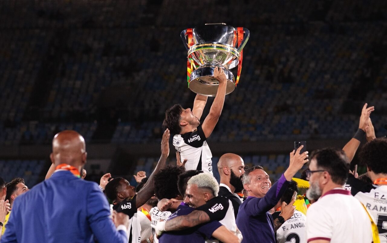 Romero ergue troféu da Copa do Brasil de 2025 pelo Corinthians (foto: Rodrigo Coca e Marco Galvão / Corinthians)