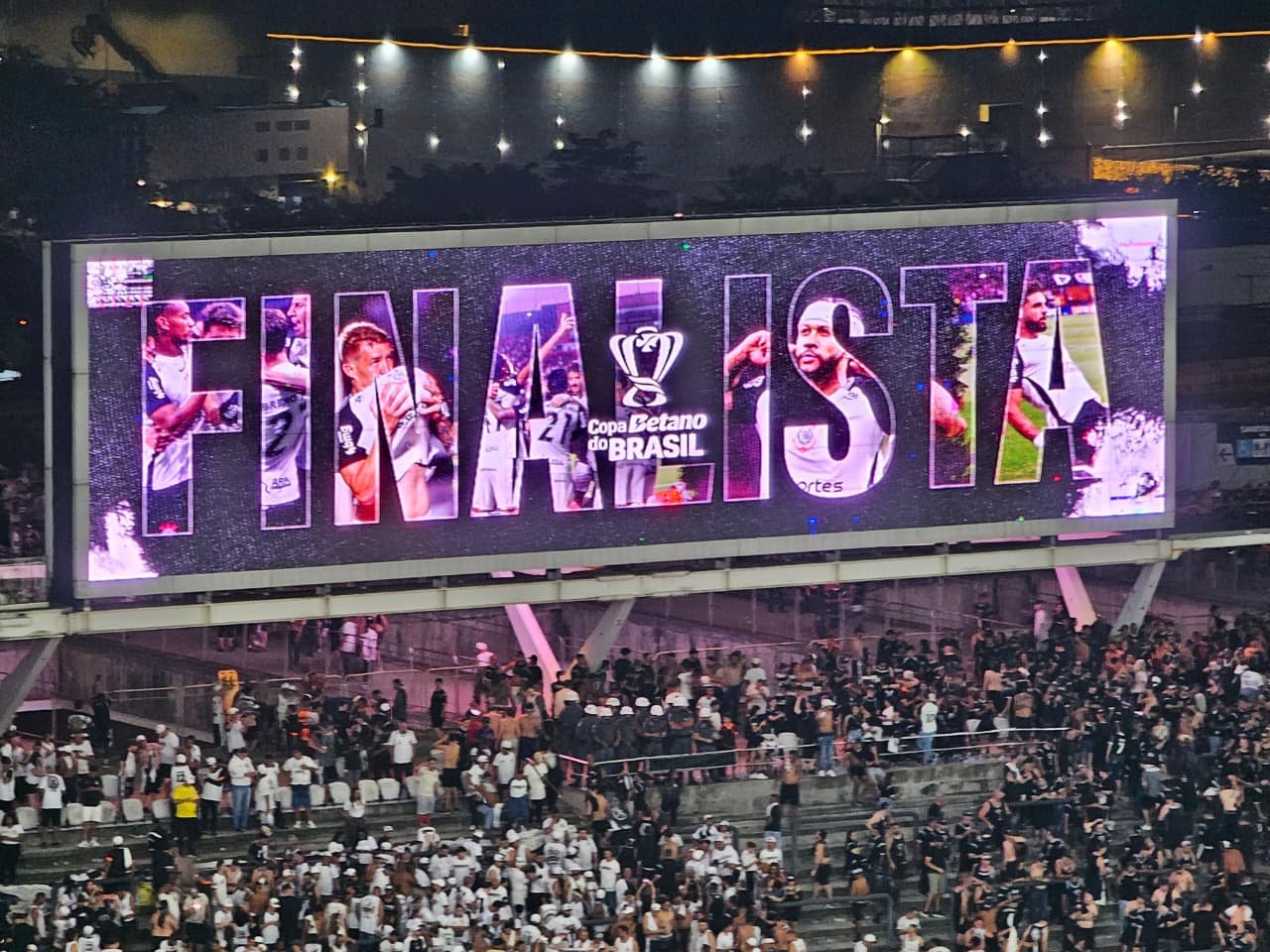 Telão da Neo Química Arena festeja Corinthians finalista (foto: João Victor Pena/No Ataque)