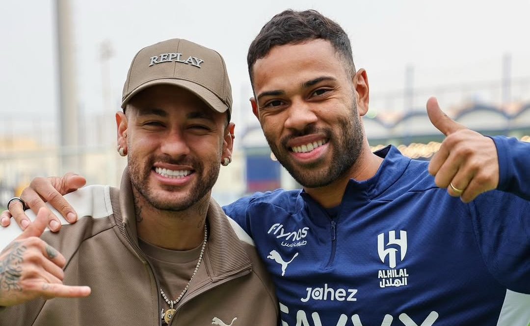 Renan Lodi (à direita), reforço do Atlético, ao lado de Neymar nos tempos de Al-Hilal (foto: Reprodução/Instagram/Renan Lodi)