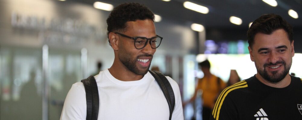 Renan Lodi chega a BH para assinar com Atlético: ‘Não poderia negar este projeto’