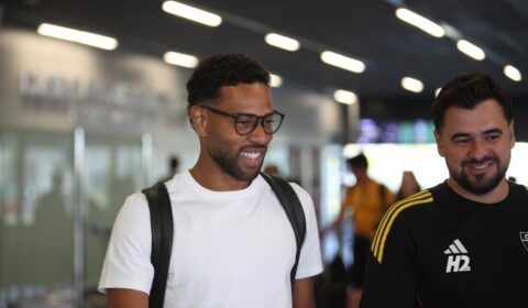 Renan Lodi chega a BH para assinar com Atlético: ‘Não poderia negar este projeto’