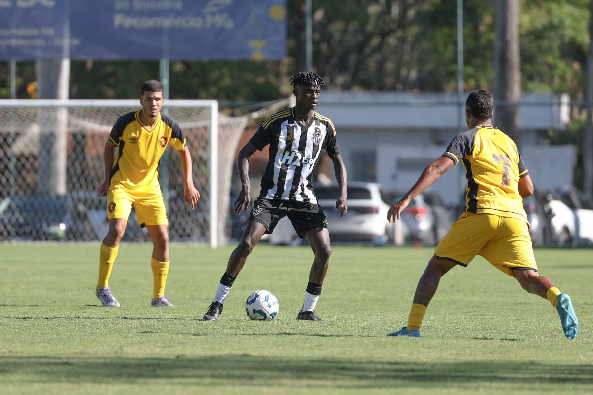 Mamady Cissé, meio-campista do sub-20 do Atlético, em ação contra o Sport pela Copa do Brasil - (foto: Daniela Veiga/Atlético)