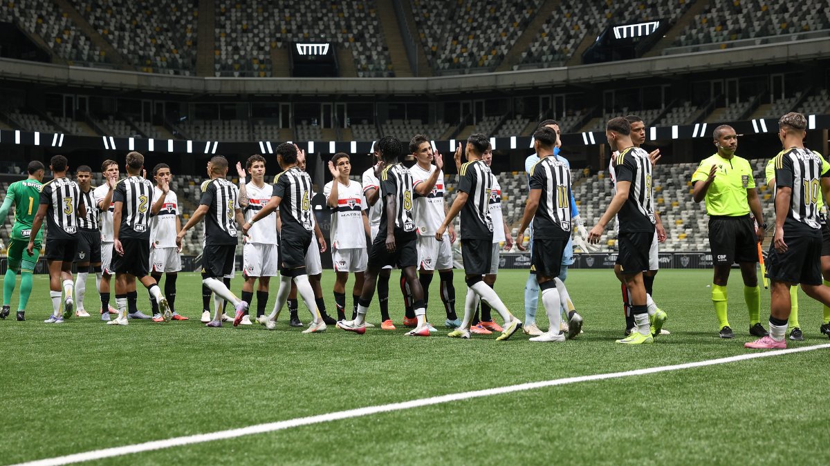 Jogadores de Atlético e São Paulo antes de jogo pela Copa do Brasil Sub-20 (foto: Daniela Veiga / Atlético)