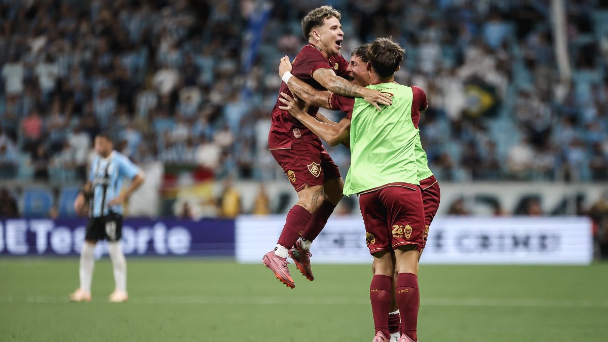 Soteldo comemora gol pelo Fluminense contra o Grêmio com companheiros (foto: LUCAS MERÇON / FLUMINENSE F.C.)