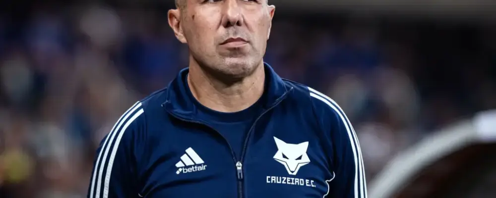 Técnico do Cruzeiro sugere gol irregular de Depay; CBF divulga áudio do VAR