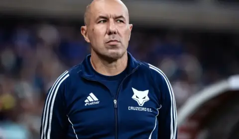 Técnico do Cruzeiro sugere gol irregular de Depay; CBF divulga áudio do VAR