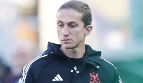 Técnico do Flamengo critica sintético e questiona cultura no Brasil