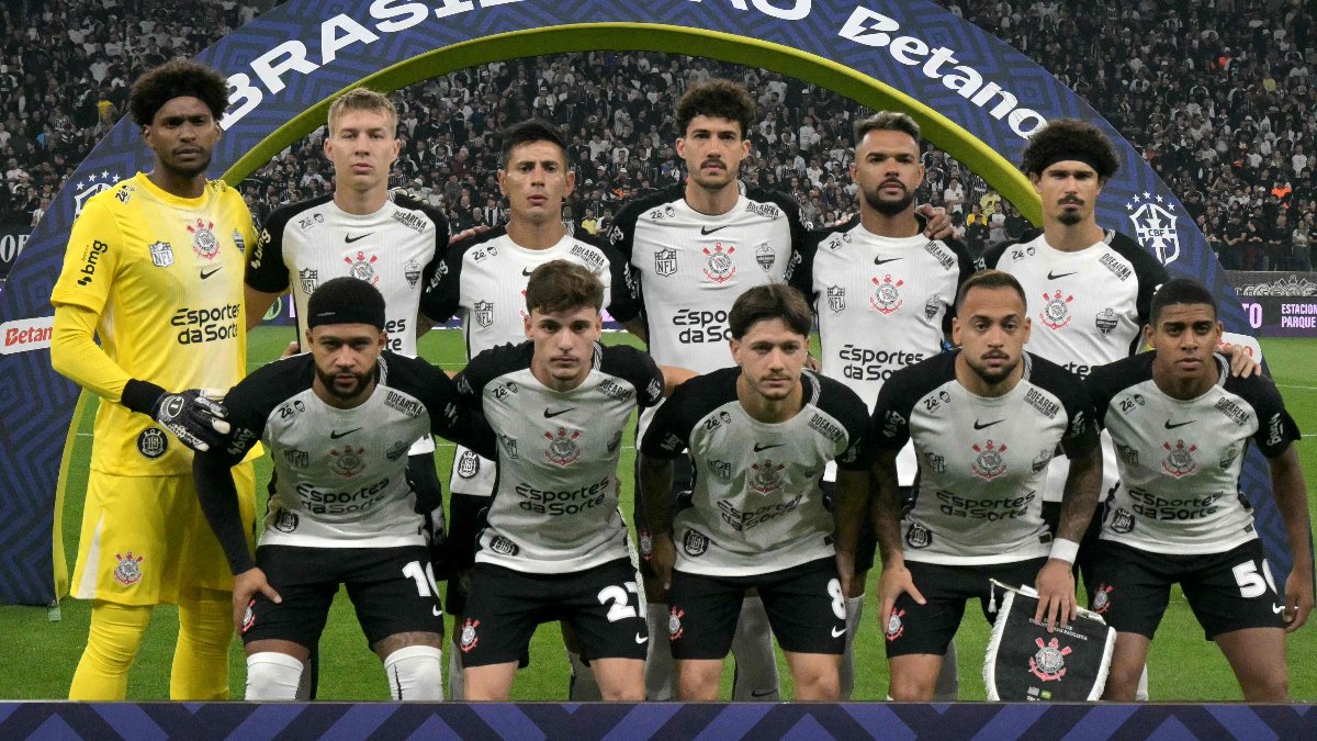 Time do Corinthians antes de jogo em 2025 (foto: NELSON ALMEIDA / AFP)