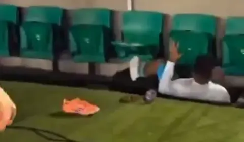 Torcedor invade o campo para abraçar Neymar e acidentalmente derruba Zé Ivaldo