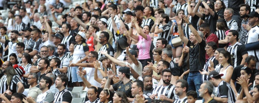 Torcedores do Atlético protestam contra time e diretoria em meio à goleada na Arena MRV