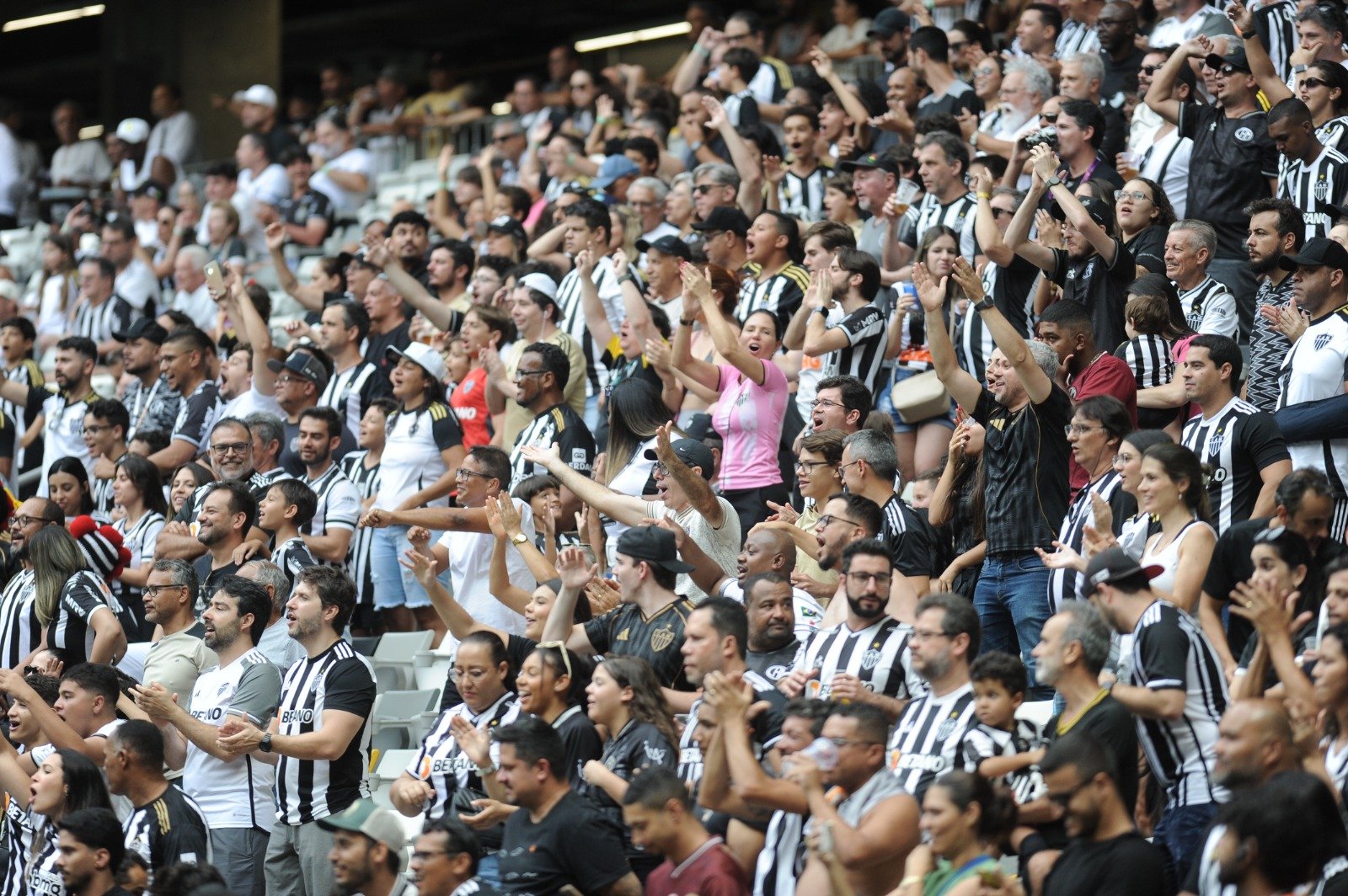 Torcedores do Atlético durante duelo contra o Vasco na Arena MRV (foto: Alexandre Guzanshe/EM/D.A Press)