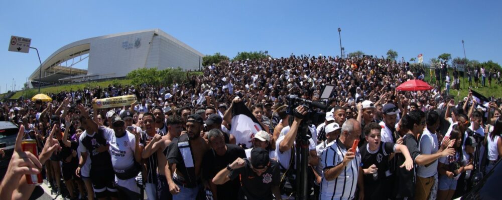 Torcedores do Corinthians passam mal, desmaiam e precisam de atendimento em festa