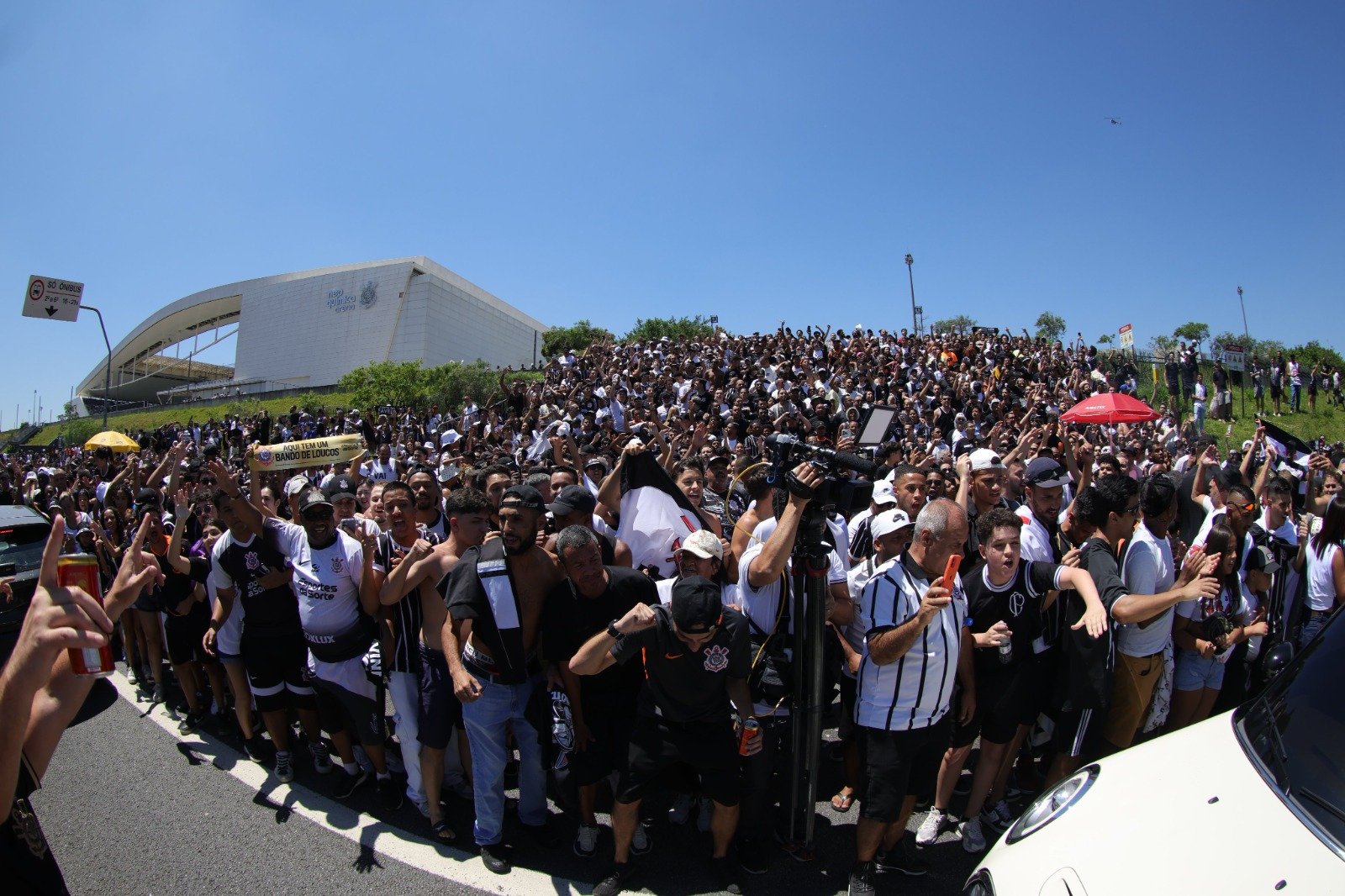 Torcedores do Corinthians em frente à Neo Química Arena em festa pelo título da Copa do Brasil (foto: José Manoel Idalgo/Corinthians)