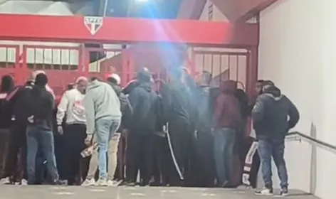 Torcedores do São Paulo tentam invadir reunião do Conselho Deliberativo sobre orçamento