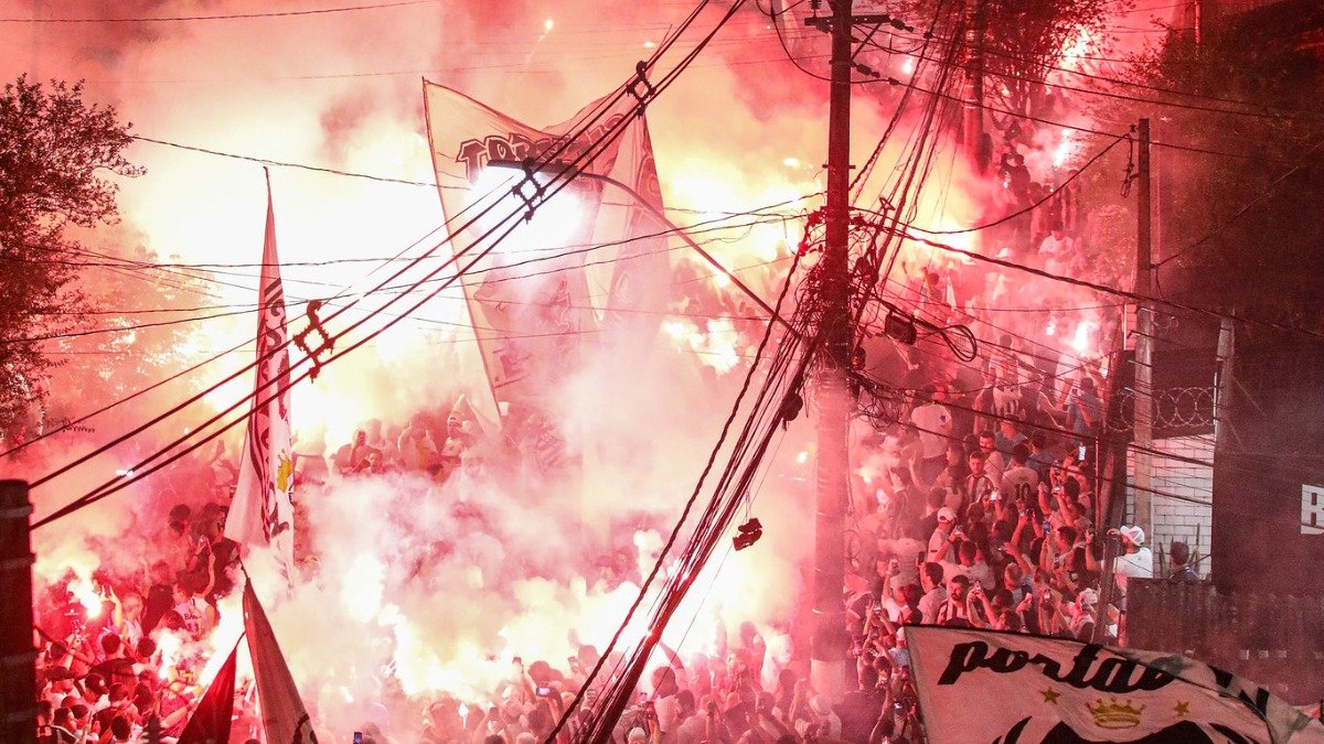 Torcedores do Santos em festa nos arredores da Vila Belmiro (foto: Divulgação/Santos)