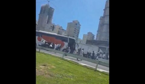 Torcida organizada de Santos e Internacional entram em confronto e bloqueiam rodovia