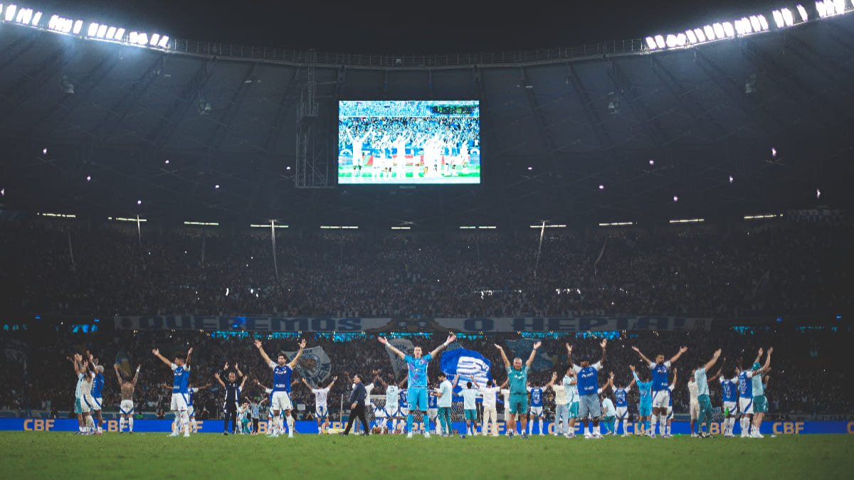 Jogadores do Cruzeiro saudando a torcida no Mineirão, em Belo Horizonte (foto: Gustavo Martins/Cruzeiro)