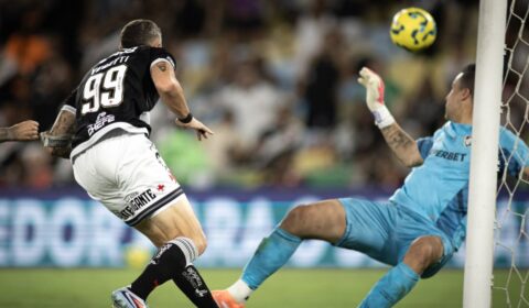 Vegetti faz alerta aos jogadores do Vasco após virada sobre o Fluminense